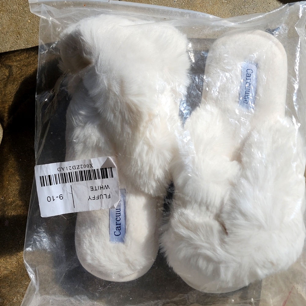 Carcuume White Fuzzy Fluffy Slippers Size 9-10